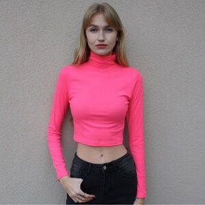 Fun hot pink cropped going out turtle neck🩷 size small